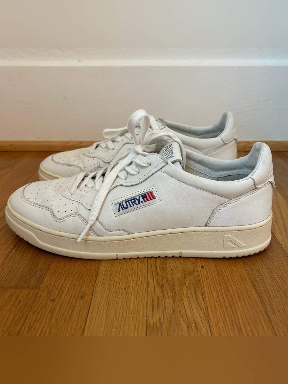 Autry Medalist Low Sneakers in White Leather